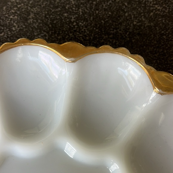Vintage Anchor Hocking milk glass White w/gold trim Scalloped deviled egg plate - Picture 5 of 7